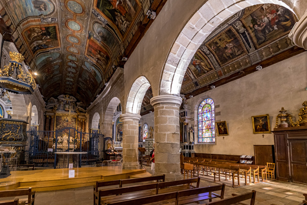 L'intérieur de l'église Saint Cornély à Carnac